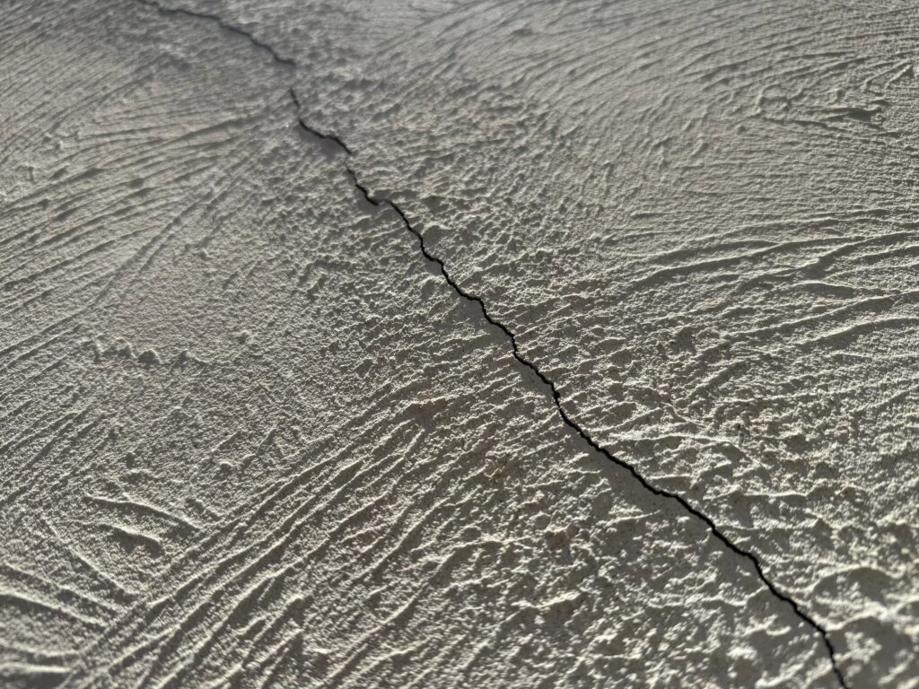 地震の影響により外壁表面がひび割れしている状態