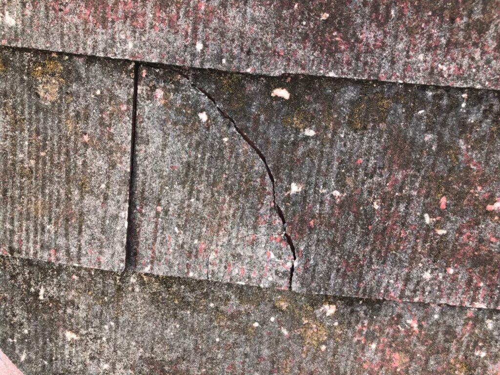 台風の影響により屋根材が割れており、雨水が侵入しやすい状態