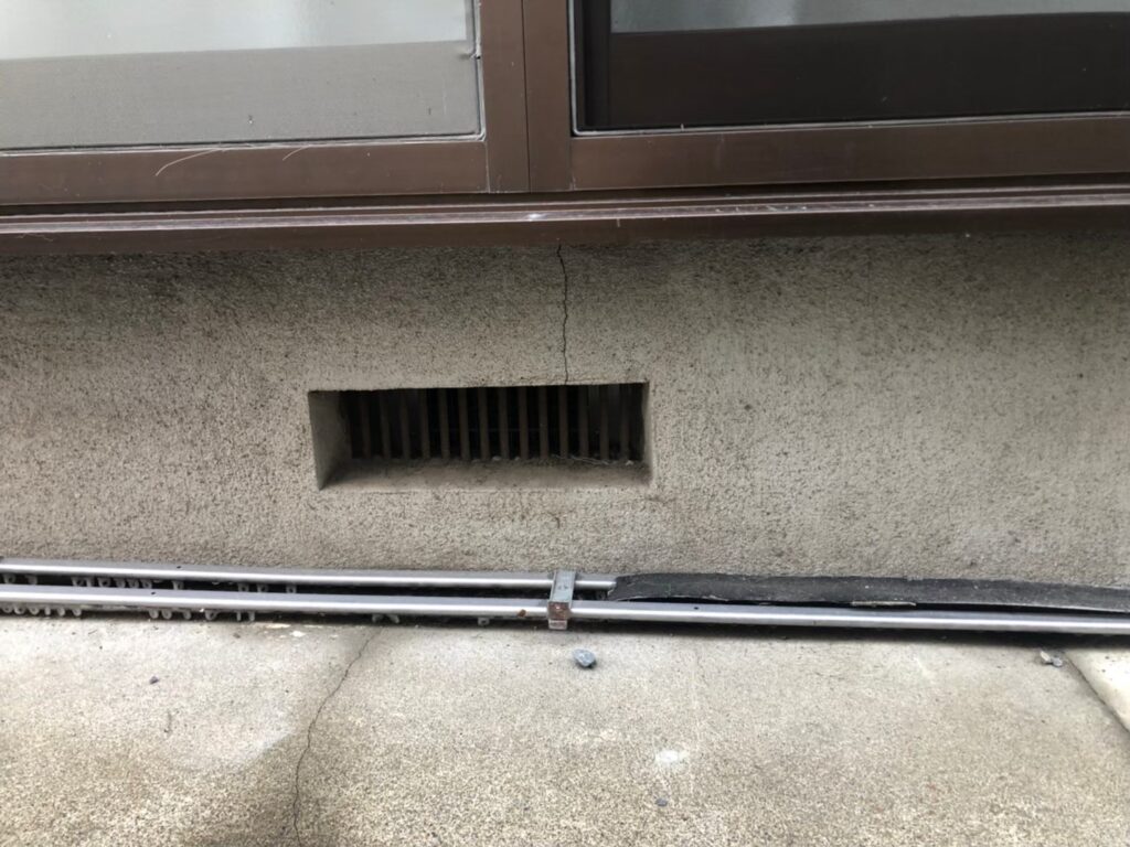 地震の影響により基礎表面にひび割れが広がり、劣化が進行している状況