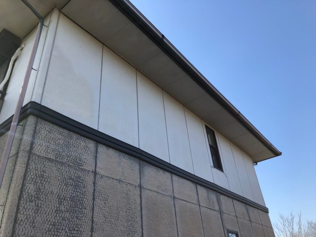 経年劣化により外壁に黒ずみ汚れが付着している状態