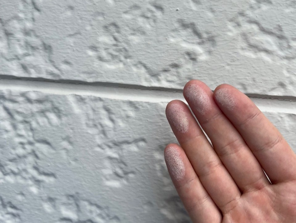 外壁表面にチョーキングが発生し白い粉が付着している状態