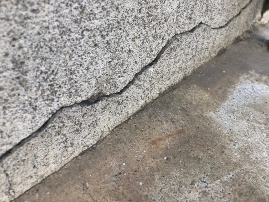 地震の影響により基礎表面にひび割れが広がり、劣化が進行している状況