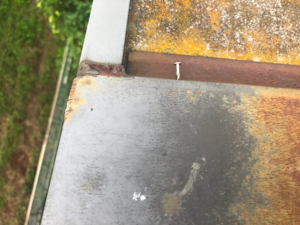 棟板金の表面にサビが広がり、防水性が大きく低下している状態