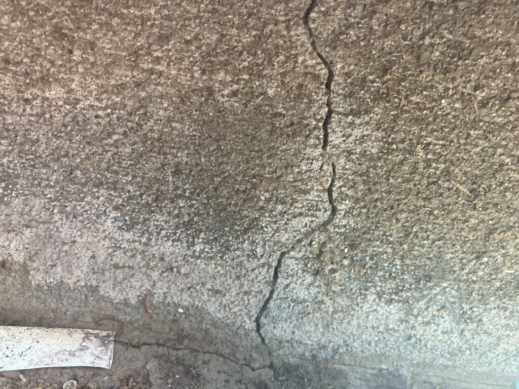 地震の影響により基礎表面にひび割れが広がり、劣化が進行している状況