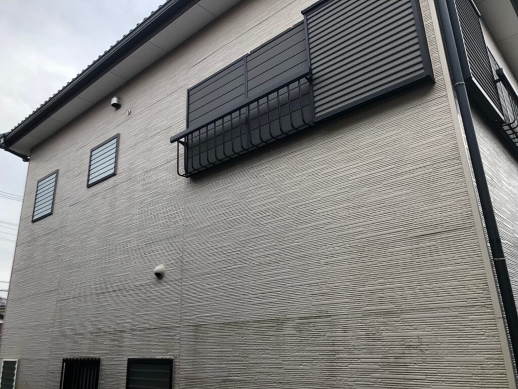 経年劣化により外壁に黒ずみ汚れが付着している状態