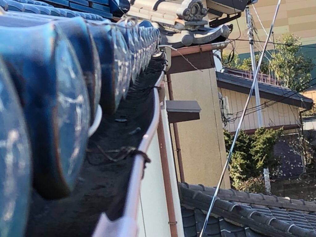 強風の影響により雨樋が大きく歪んでいる状態