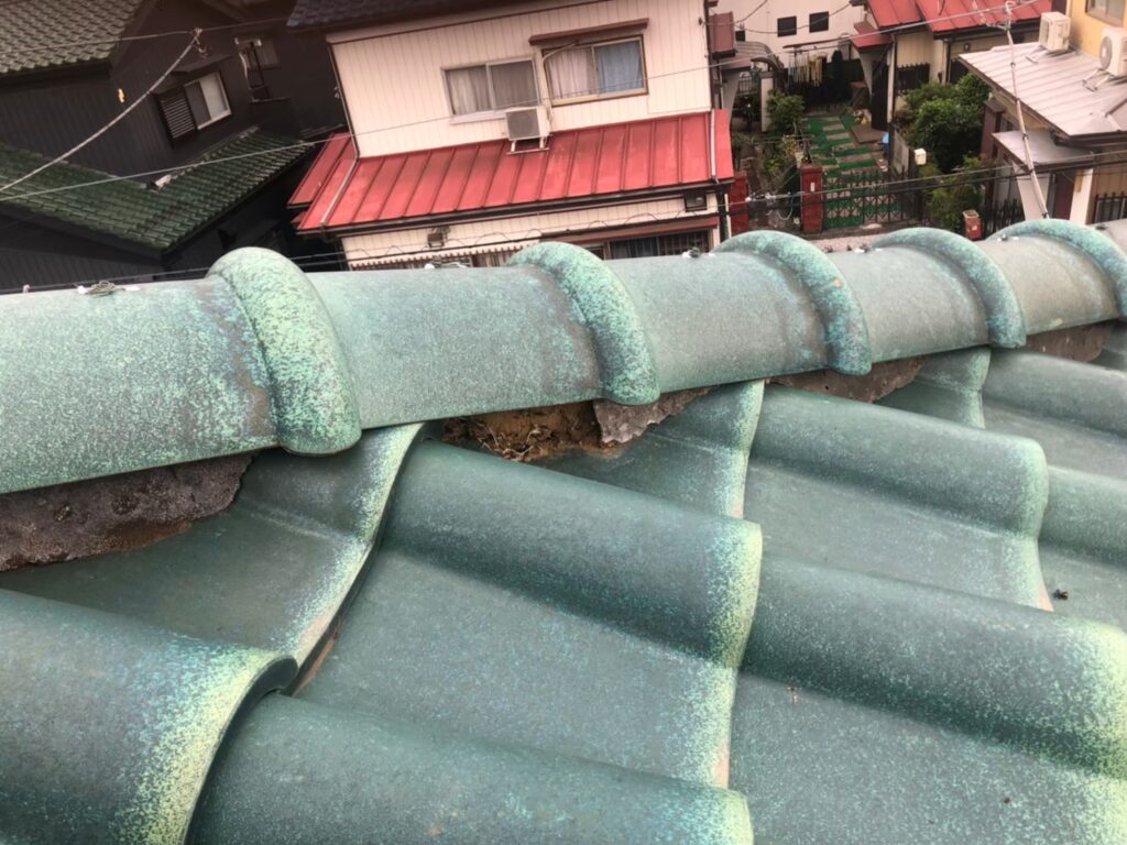 棟部分の漆喰が崩れて飛散し、内部が露出している状態