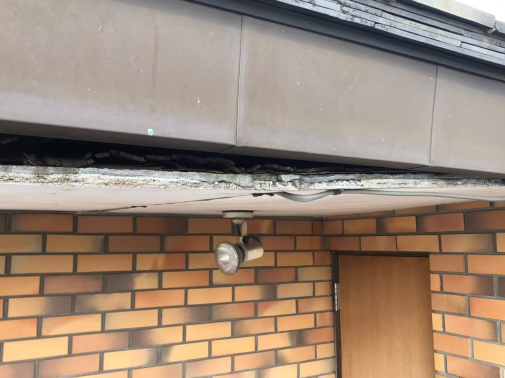 軒天が浮き上がり、下地との間に隙間が生じている状態