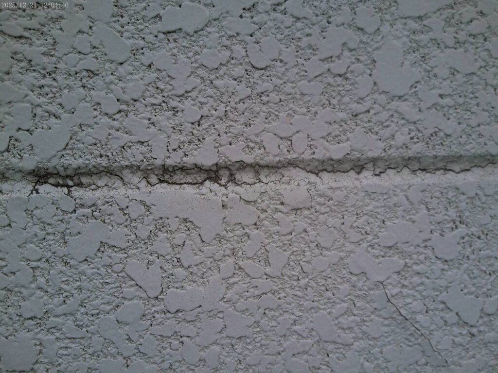 経年劣化によりコーキングが硬化し、ひび割れが確認できる様子