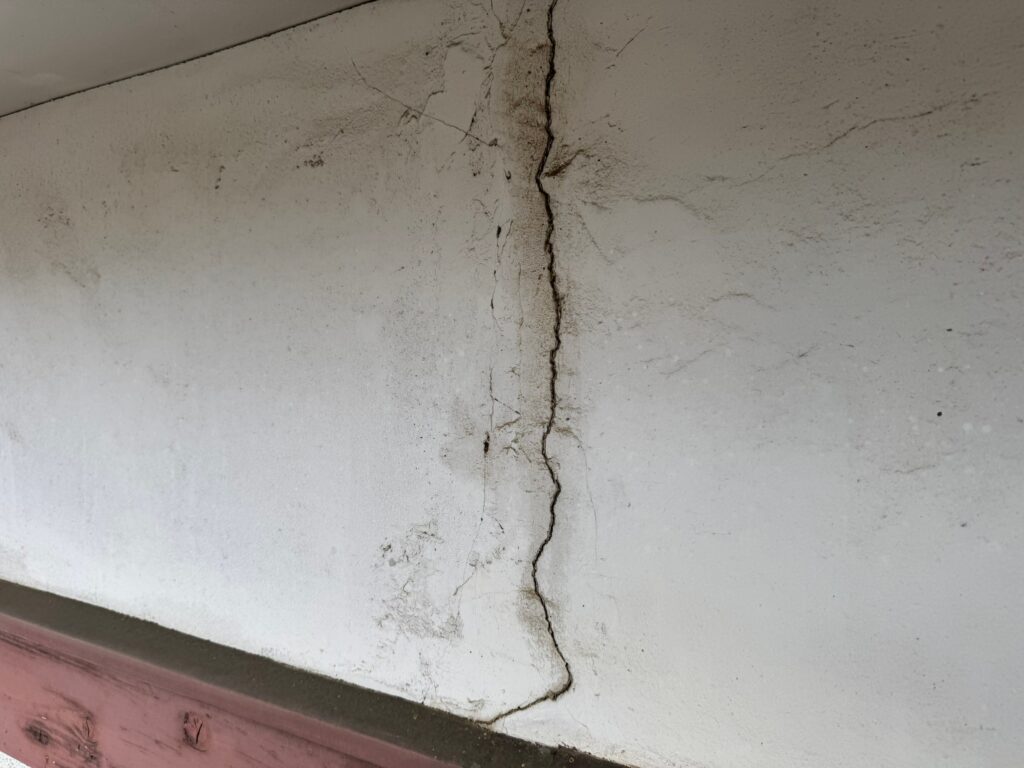 地震の影響により外壁表面がひび割れしている状態