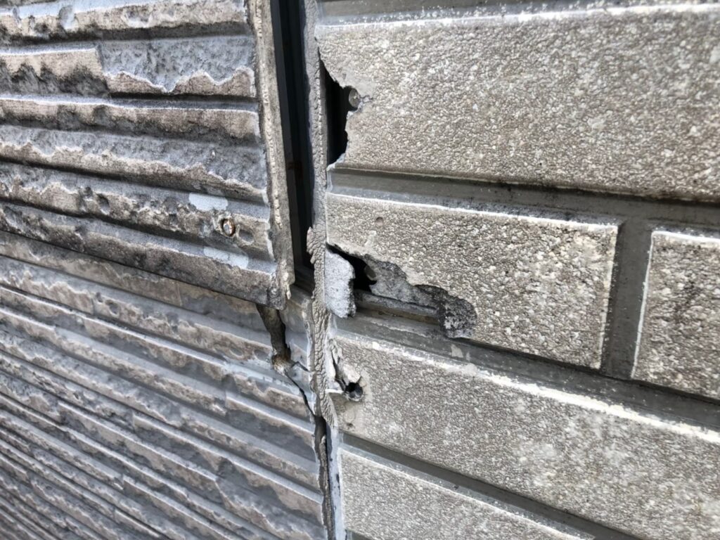 外壁の深いひび割れで建物内部が露出し始めている危険な状態