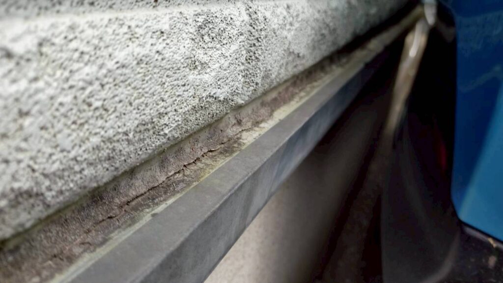 経年劣化によりコーキングが硬化し、ひび割れが確認できる様子