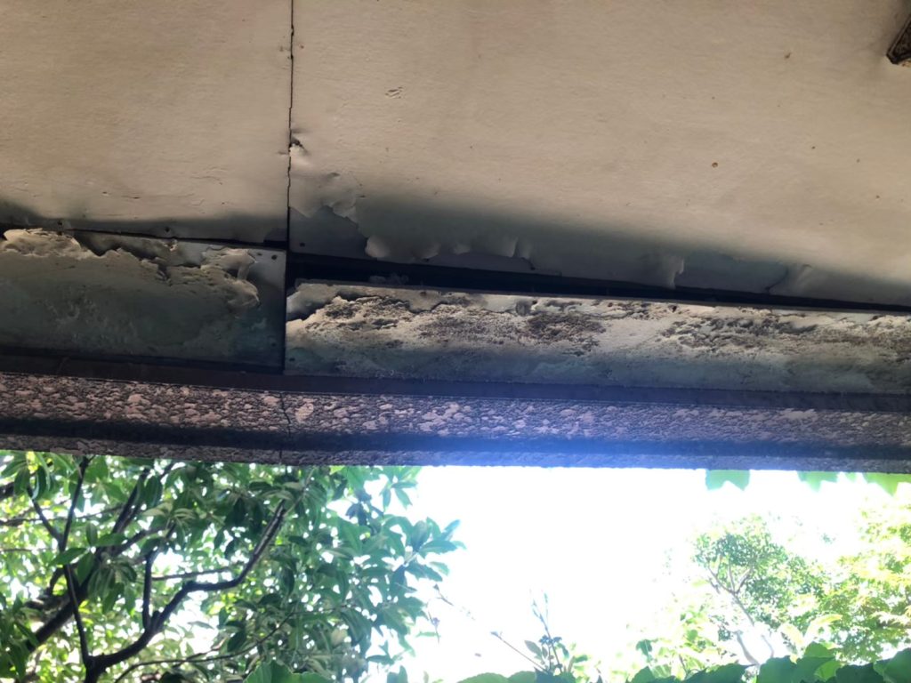 軒天が浮き上がり、下地との間に隙間が生じている状態