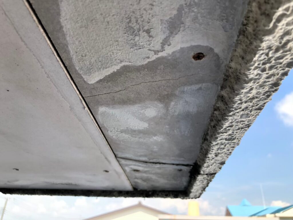 軒天に黒カビが発生し、腐食と破損が進んでいる状態