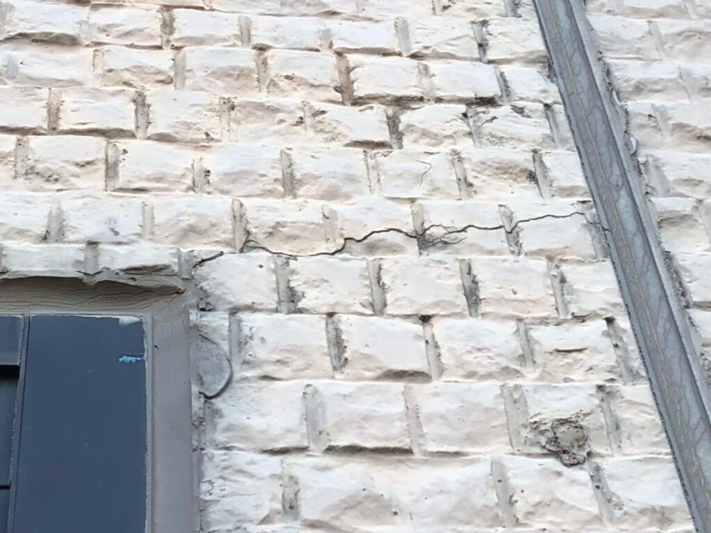 地震の影響により外壁表面にひび割れが発生し、防水性能が低下している状態