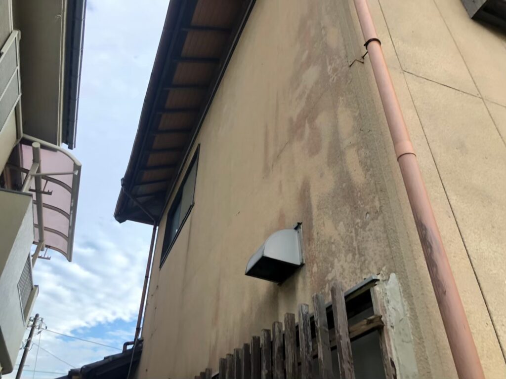 経年劣化により外壁に黒ずみ汚れが付着している状態