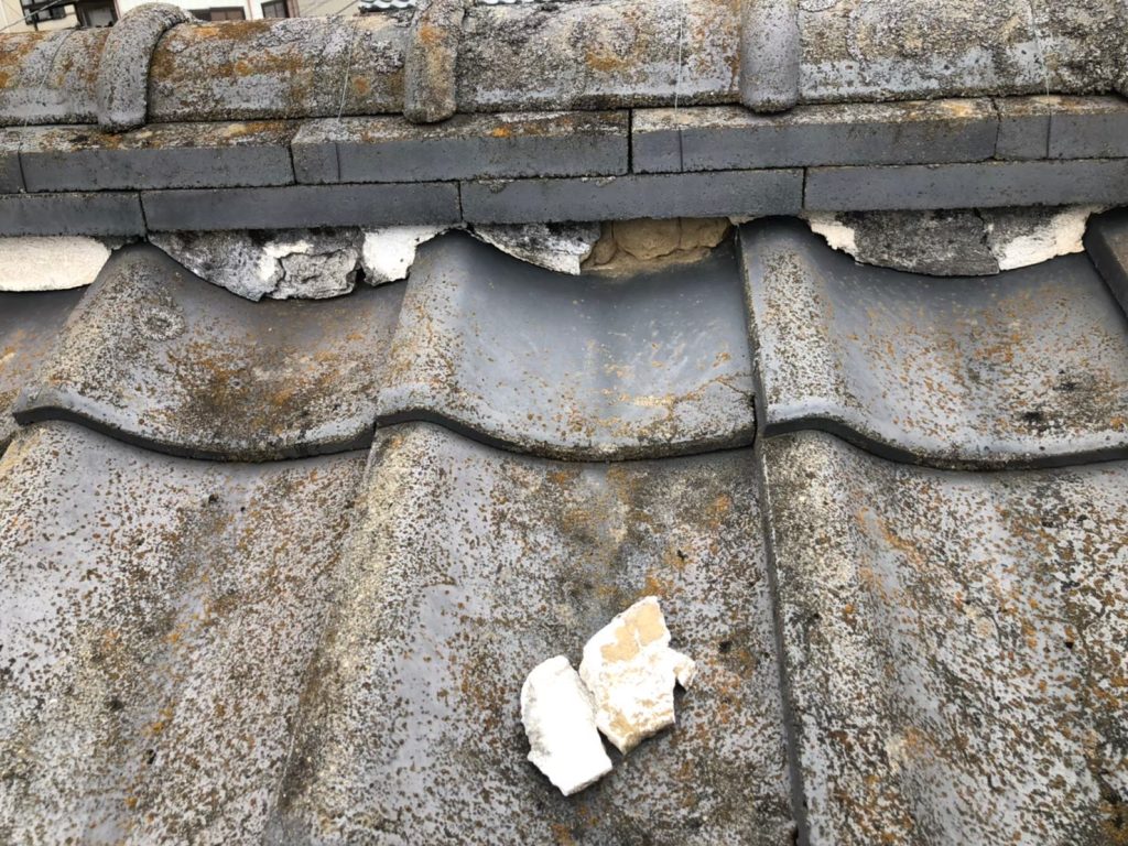 棟部分の漆喰が崩れて飛散し、内部が露出している状態