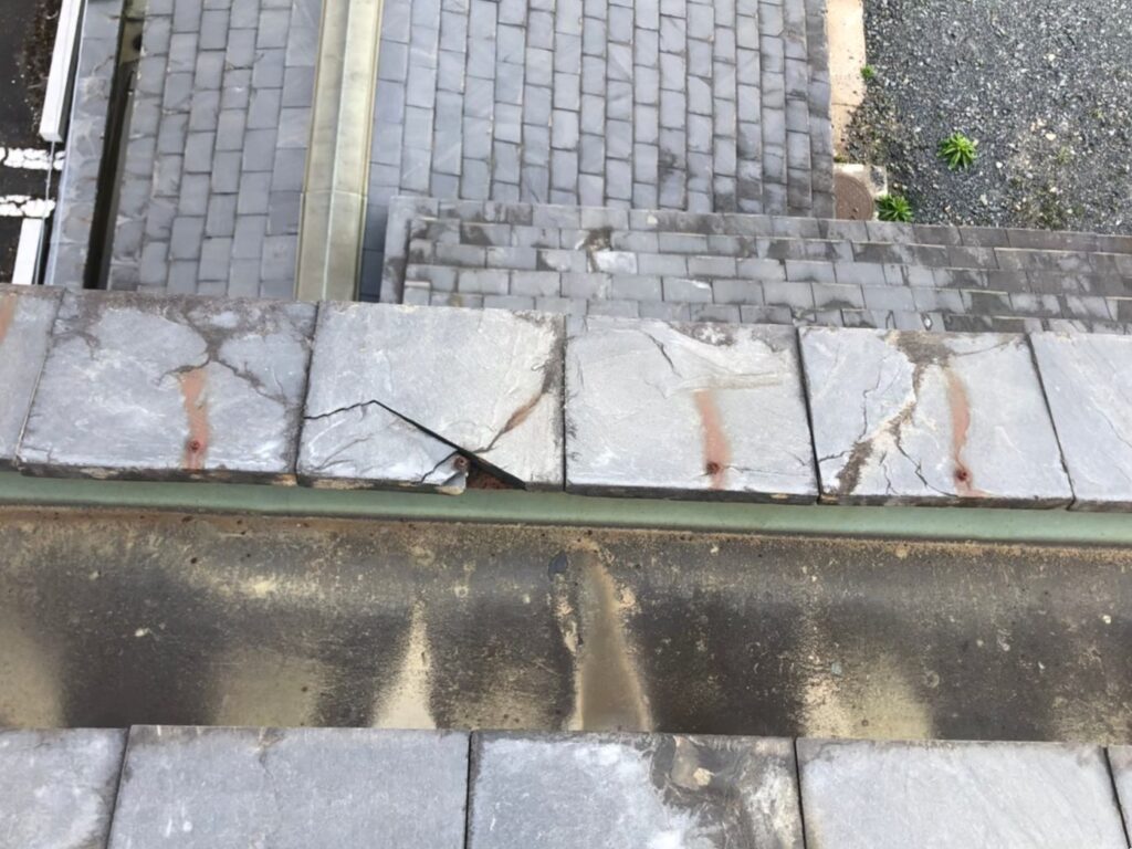 強風や経年劣化により屋根材が剥がれている状態