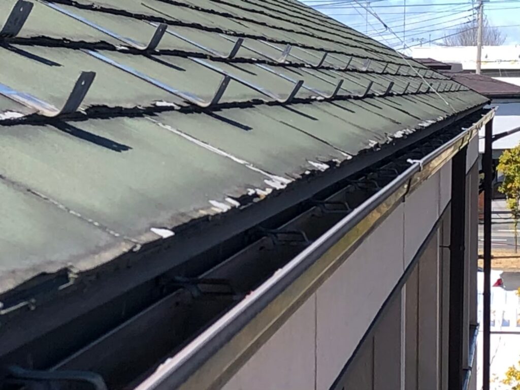 屋根全体が色あせ、塗膜の劣化が進行している状態