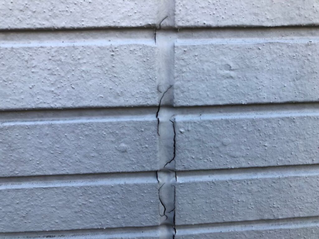 経年劣化によりコーキングが硬化し、ひび割れしている状態ｖ