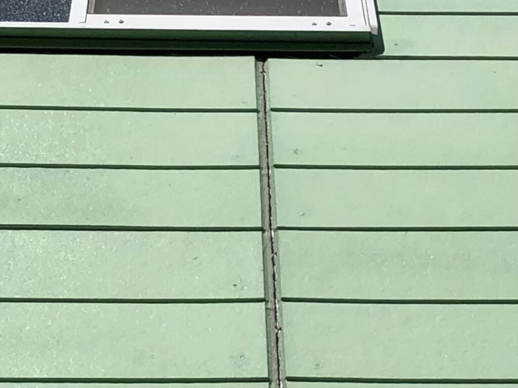 経年劣化によりコーキングが硬化し、ひび割れしている状態