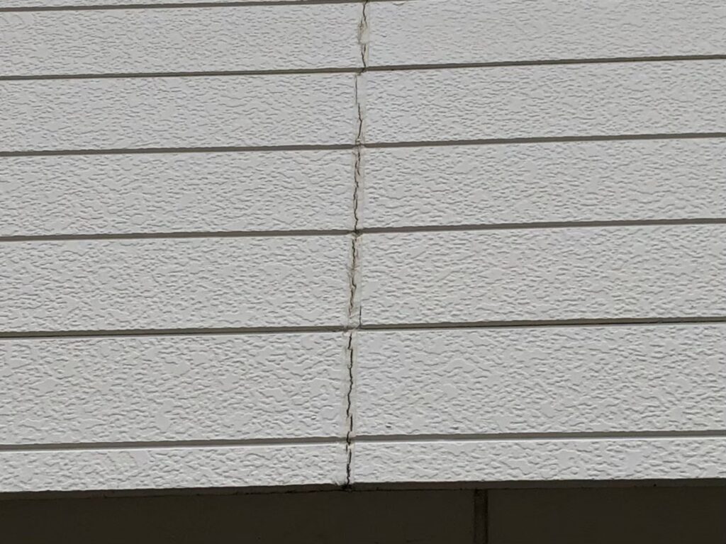 上尾市で外壁のつなぎ目が切れているように見えたら　初めての…