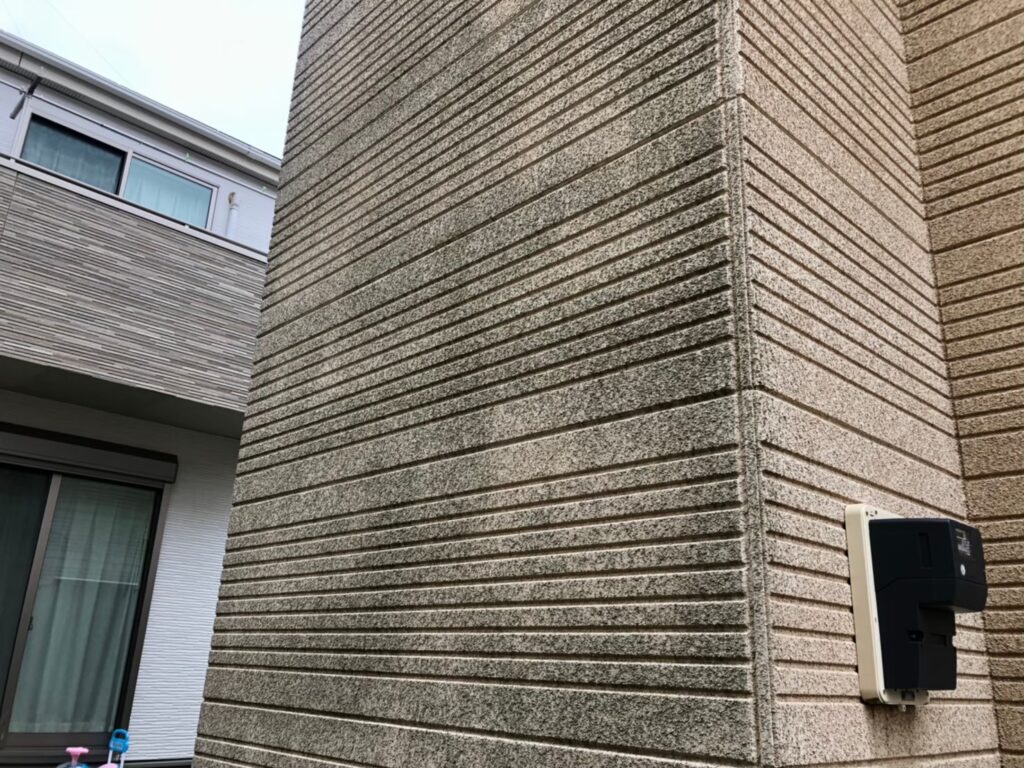 経年劣化により外壁に黒ずみ汚れが付着している状態
