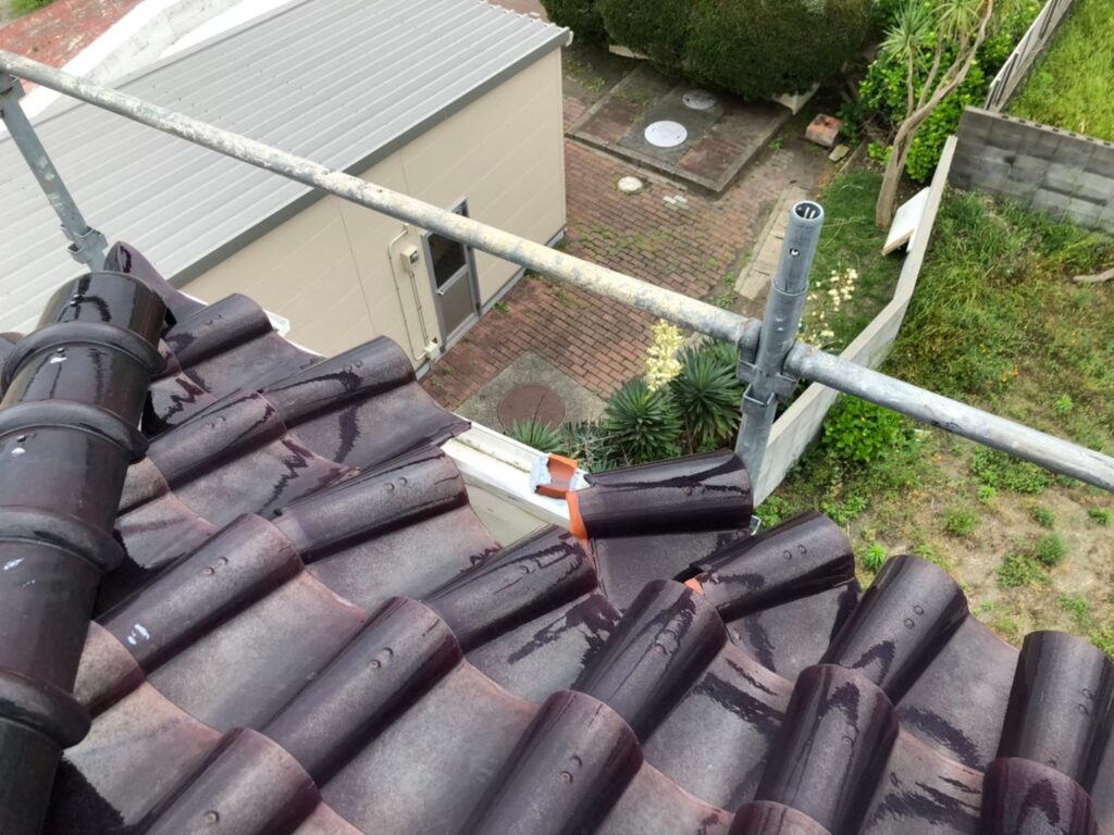 強風の影響により屋根瓦が大きくずれている状態