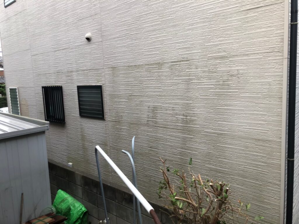 経年劣化により外壁に黒ずみ汚れが付着している状態