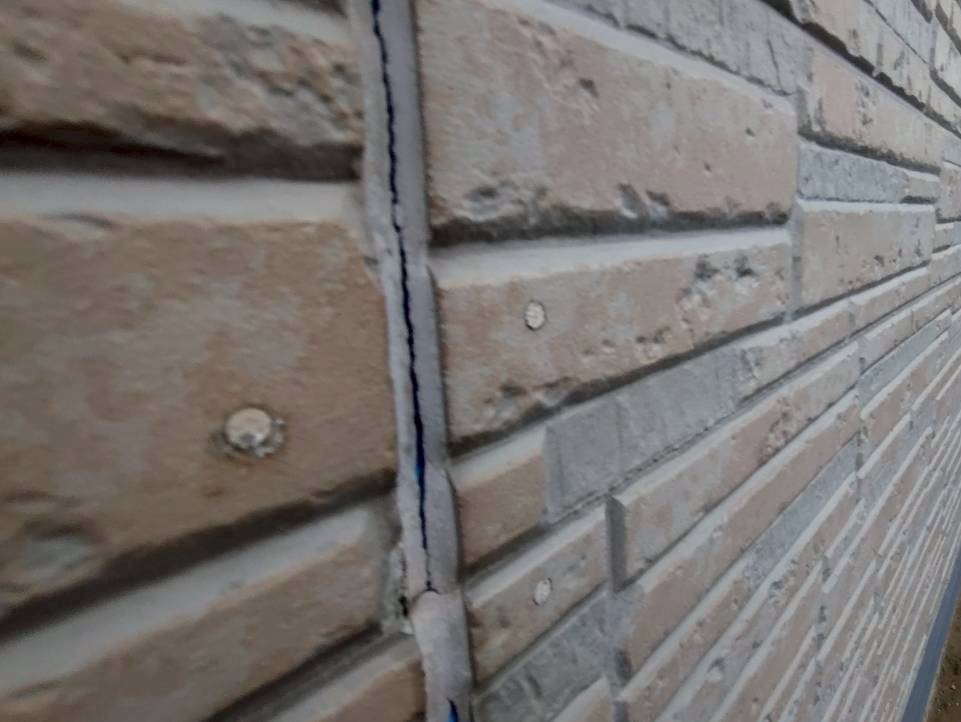 経年劣化によりコーキングが硬化し、ひび割れしている状態