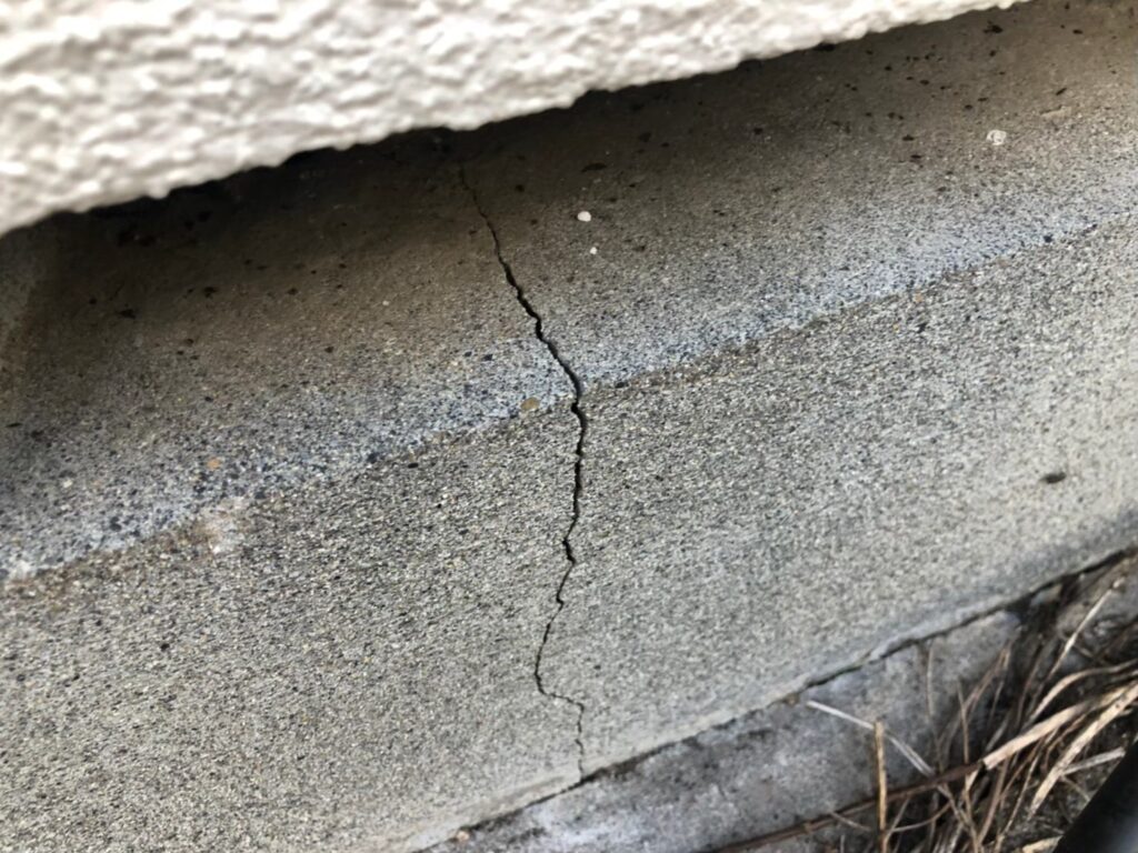川口市で外壁と基礎のヒビの違いがわからない方へ　初めての補…