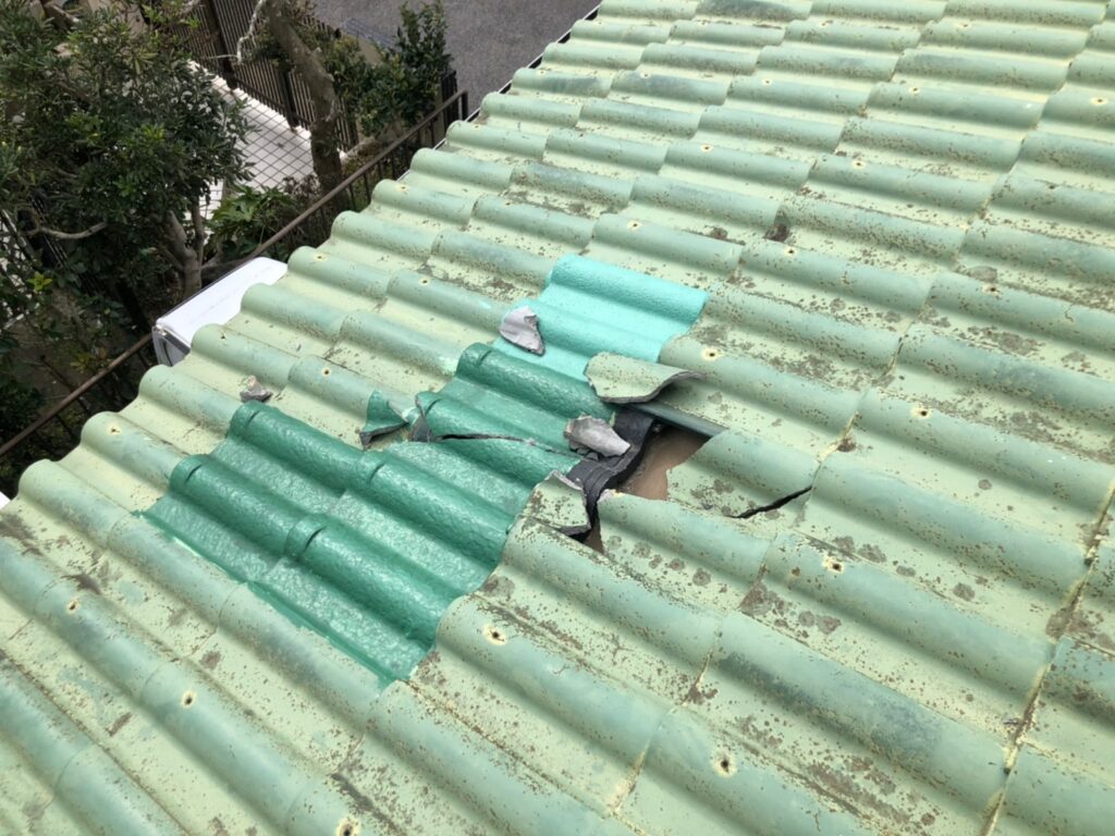 強風や経年劣化により屋根材が剥がれている状態