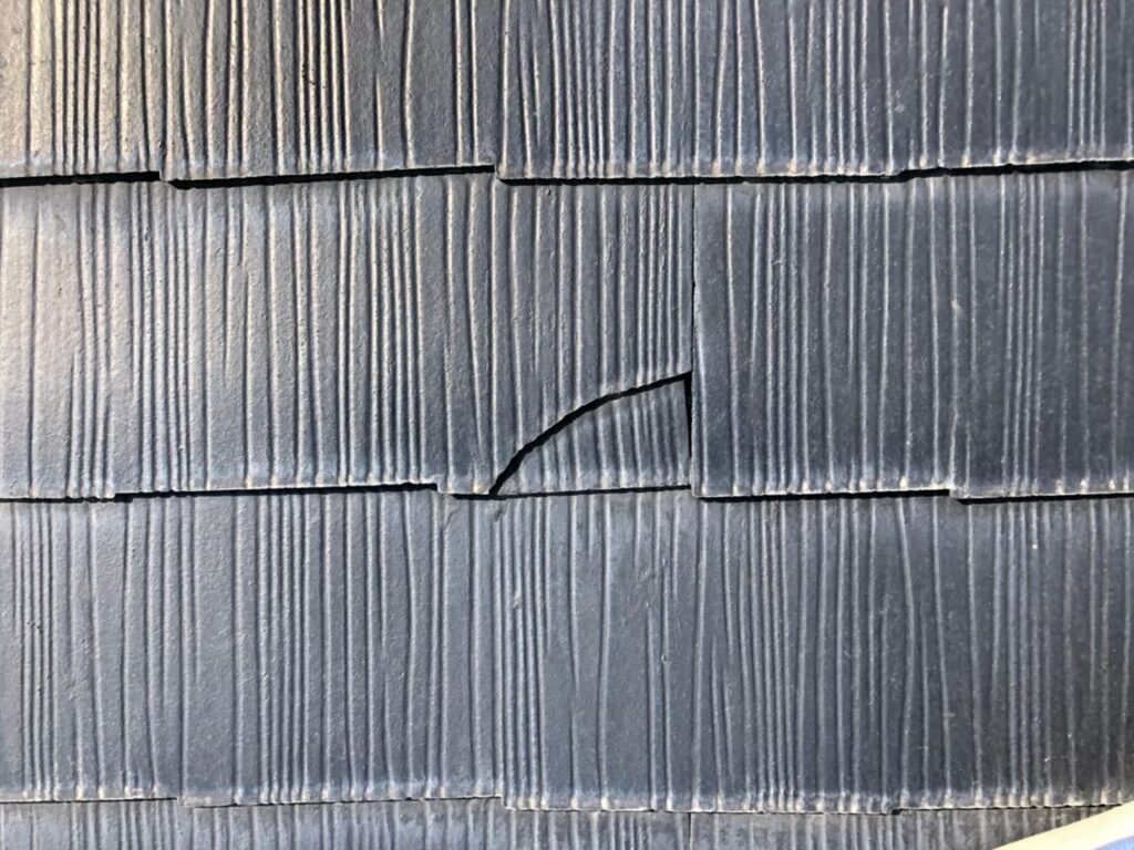 台風の影響により屋根材が割れている状態