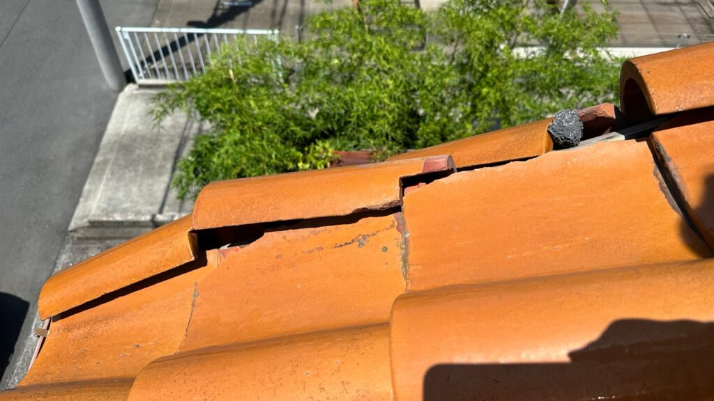 強風や経年劣化により屋根材が剥がれている状態