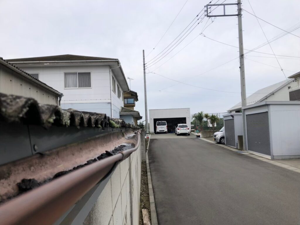 強風の影響により雨樋が大きく歪んでいる状態
