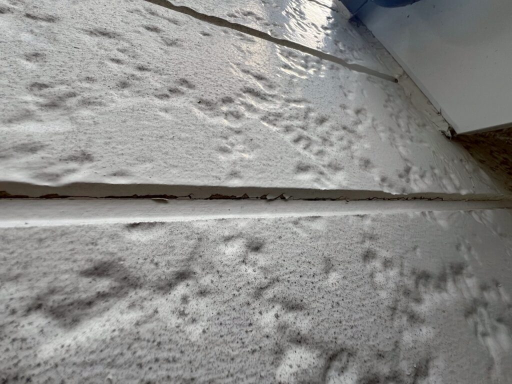 経年劣化によりコーキングが硬化し、ひび割れしている状態