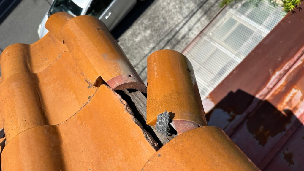 強風の影響により屋根瓦が大きくずれている状態