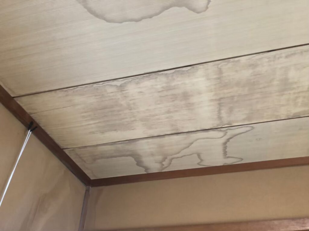 室内の天井に雨漏りでシミが広がっている状態