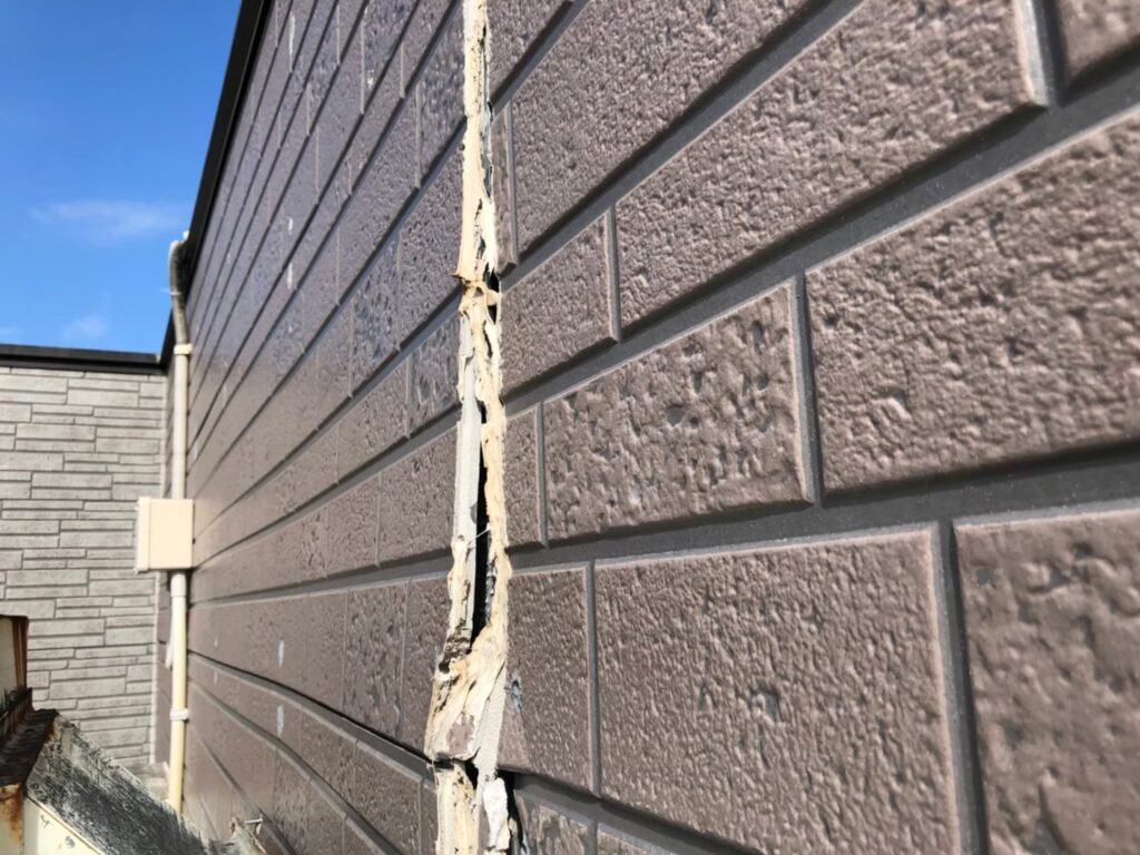 外壁の浮きによって隙間が生じている状態