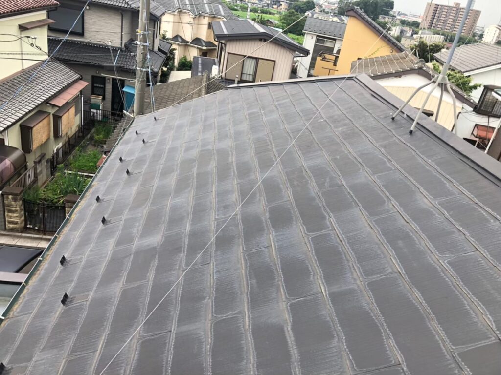 塗膜の劣化により屋根のツヤが失われ、色褪せが目立つ状態