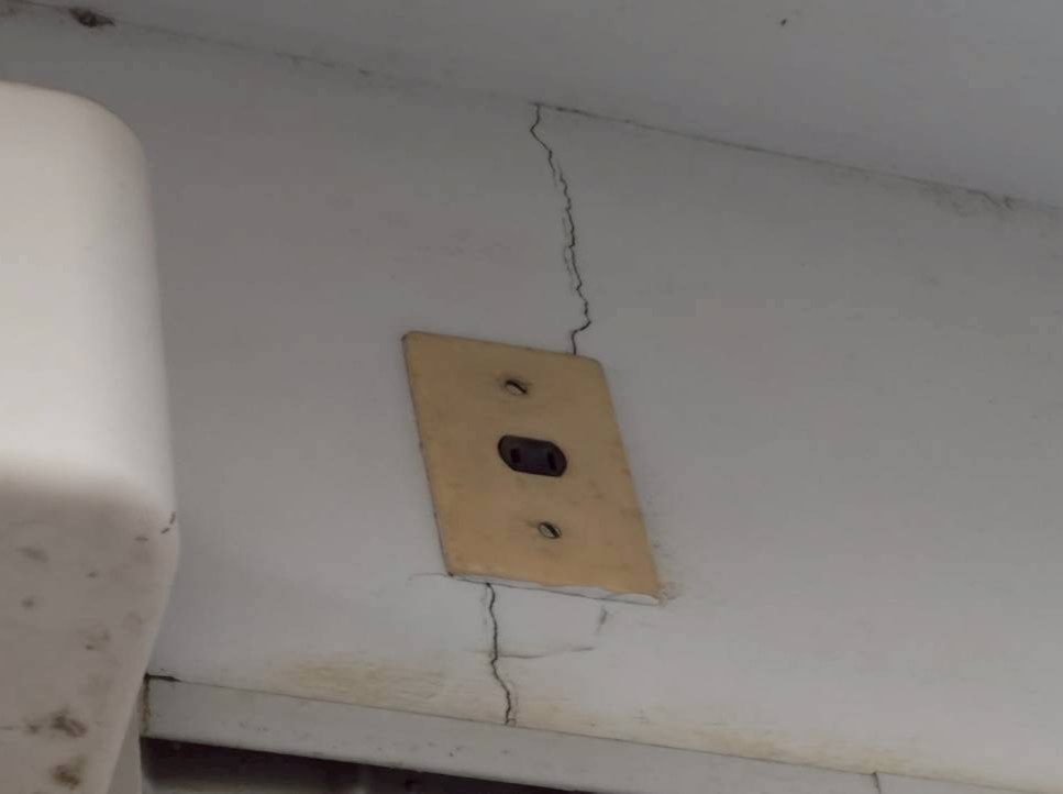 地震の影響により外壁表面がひび割れしている状態