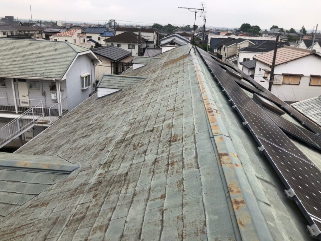 屋根材に黒ずみ汚れが発生し、防水性能が低下している状態