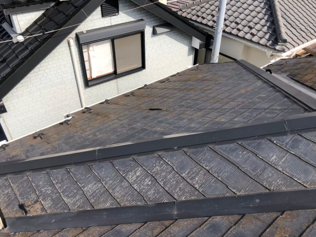 経年劣化で屋根表面に汚れ・苔が広がっている状態