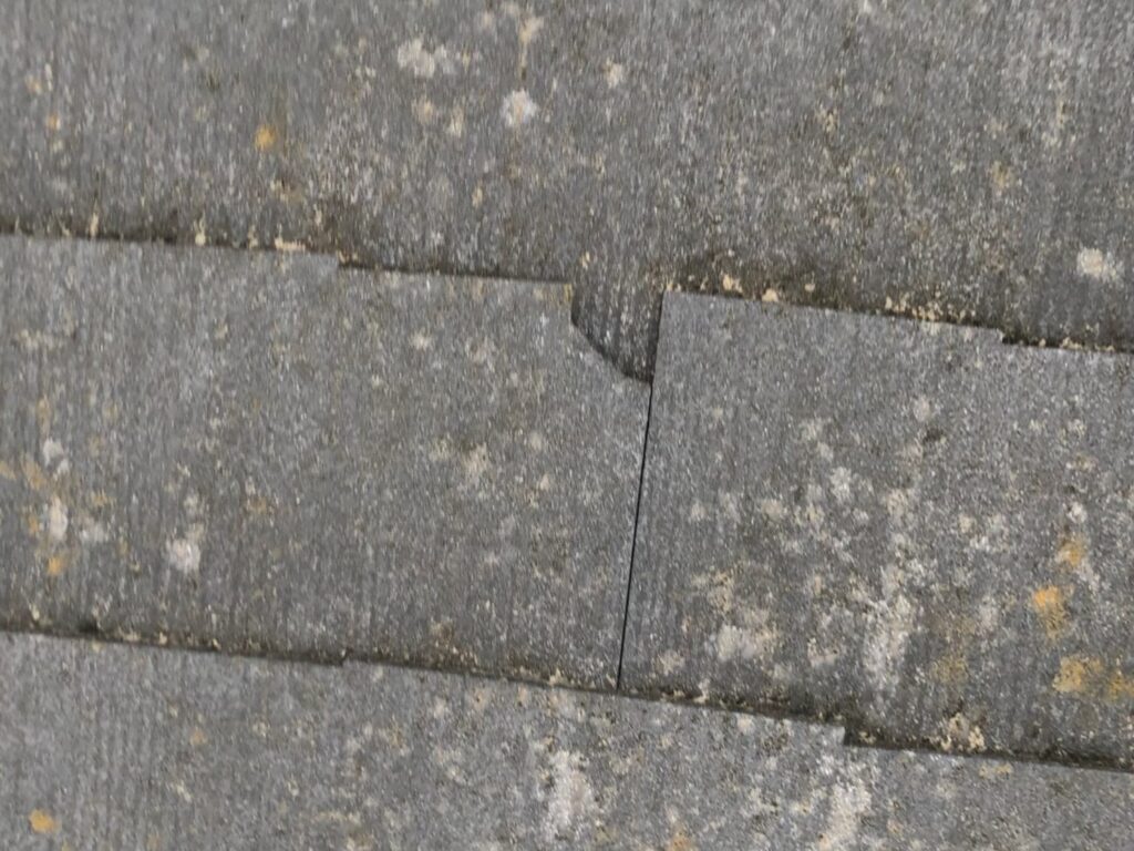 台風の影響により屋根材が割れている状態