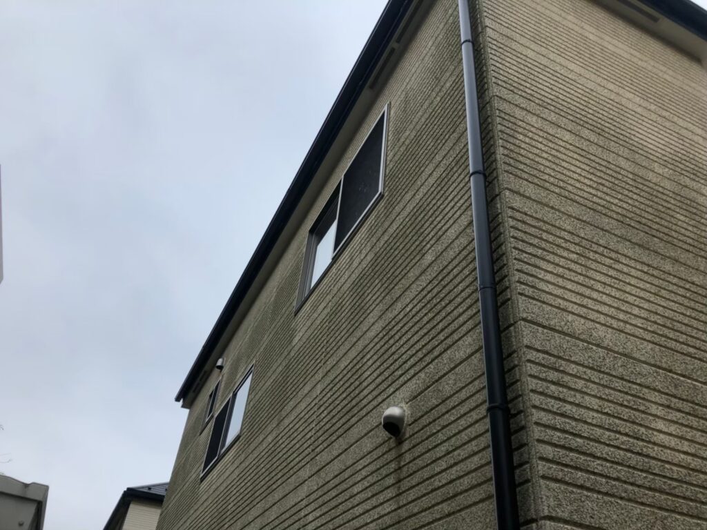 経年劣化により外壁に黒ずみ汚れが付着している状態