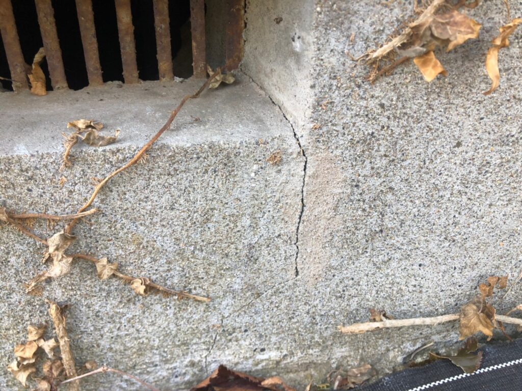 地震の影響により基礎表面にひび割れが広がり、劣化が進行している状況