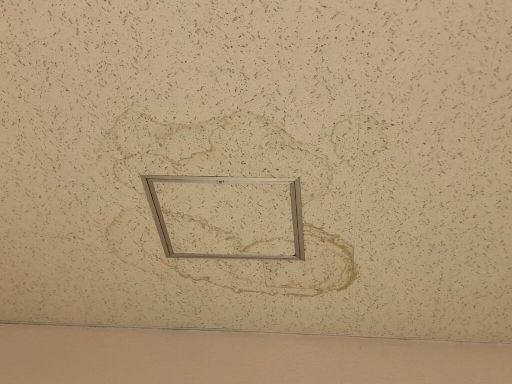 室内の天井に雨漏りでシミが広がっている状態