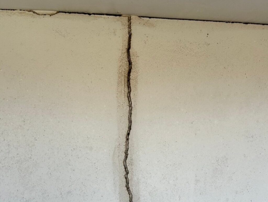 地震の影響により外壁表面がひび割れしている状態