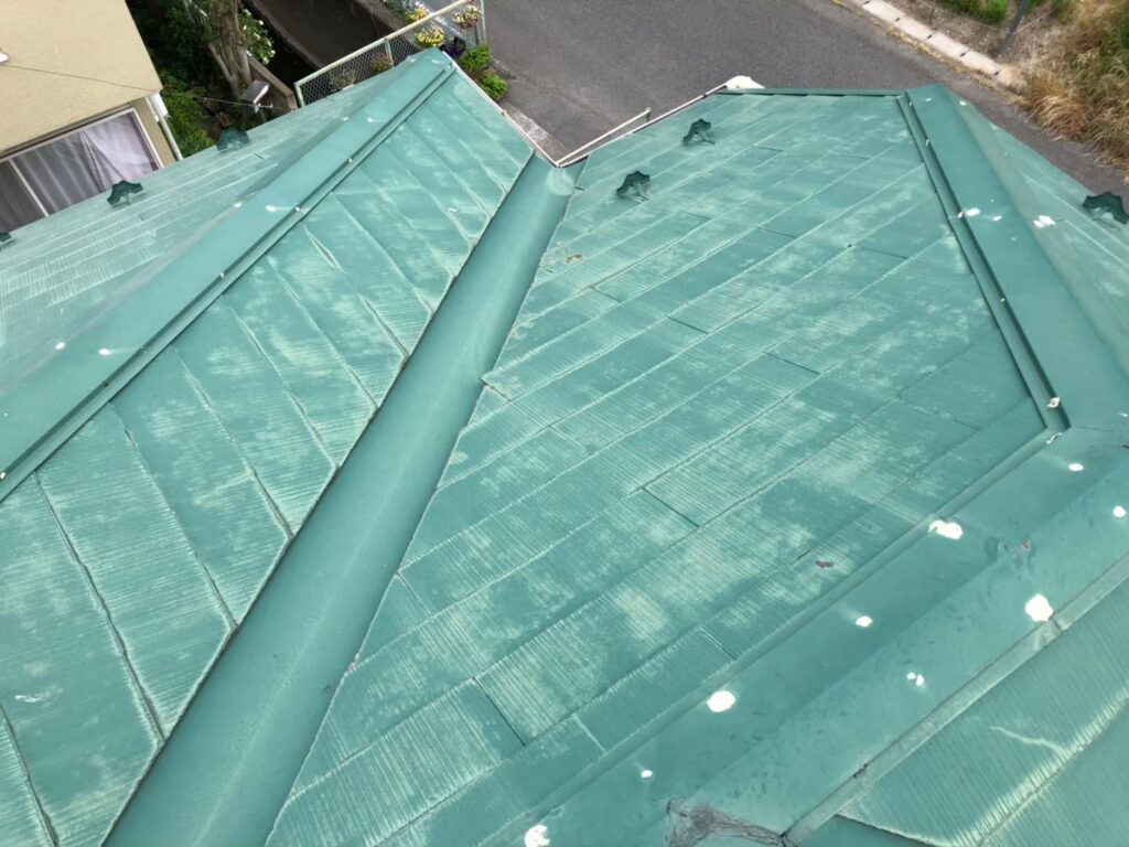 塗膜の劣化により屋根のツヤが失われ、色褪せが目立つ状態