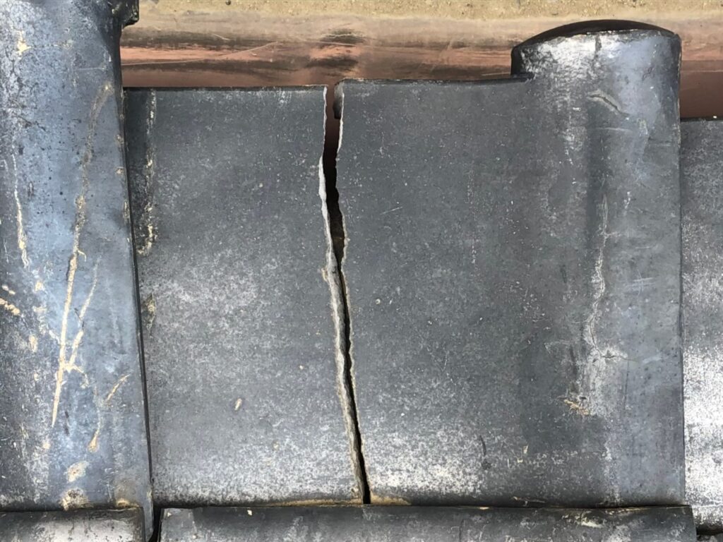 台風の影響により屋根瓦が割れている状態